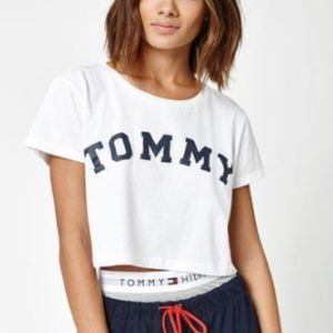 tommy cropped t shirt